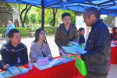 清城区统计局积极参与2017年“12.4”国家宪法日暨全国法制宣传法律咨询活动，深入开展社会经济咨询服务